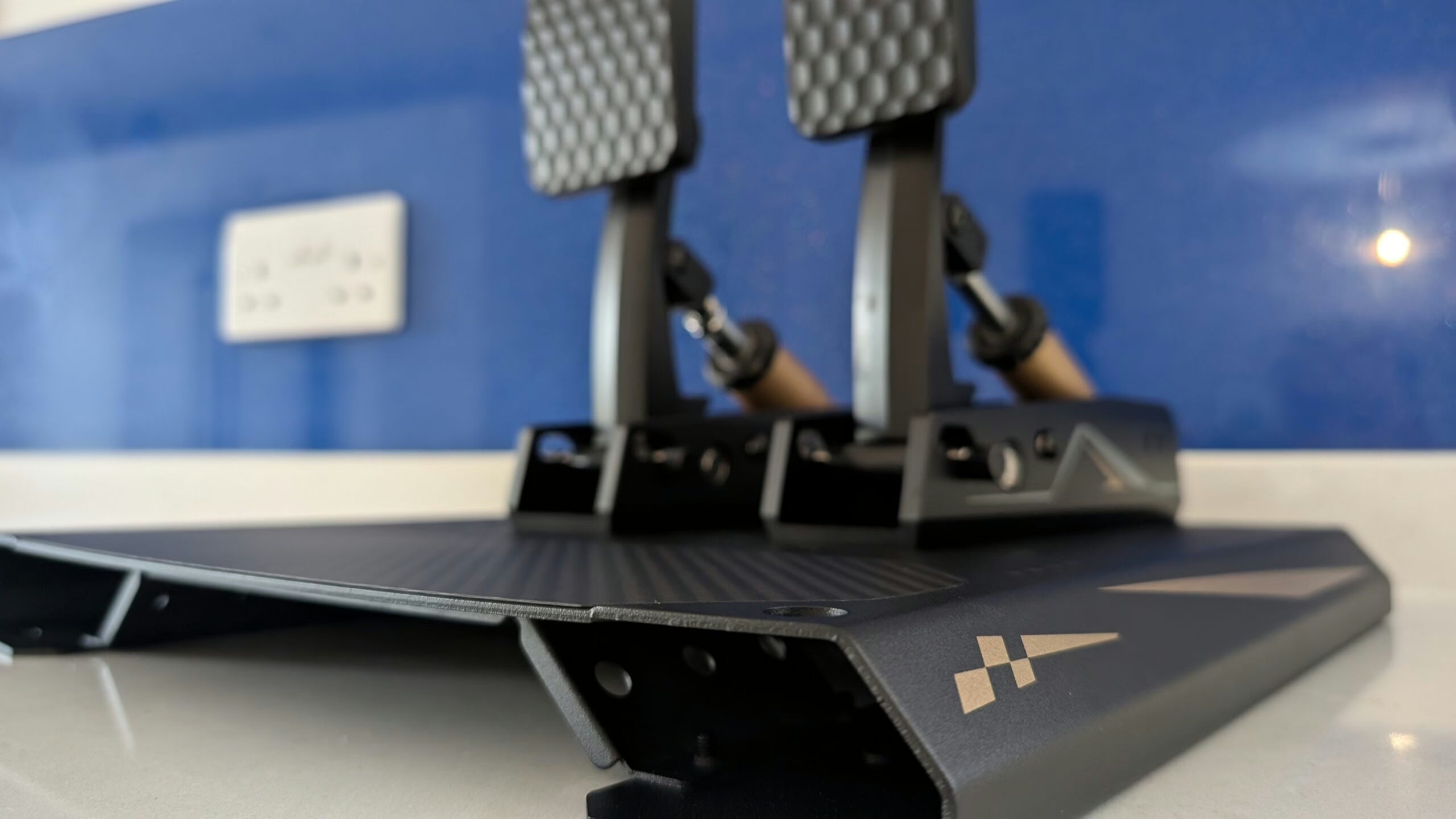 MOZA CRP2ペダル：MozaのV2フラッグシップペダルセットのレビュー
